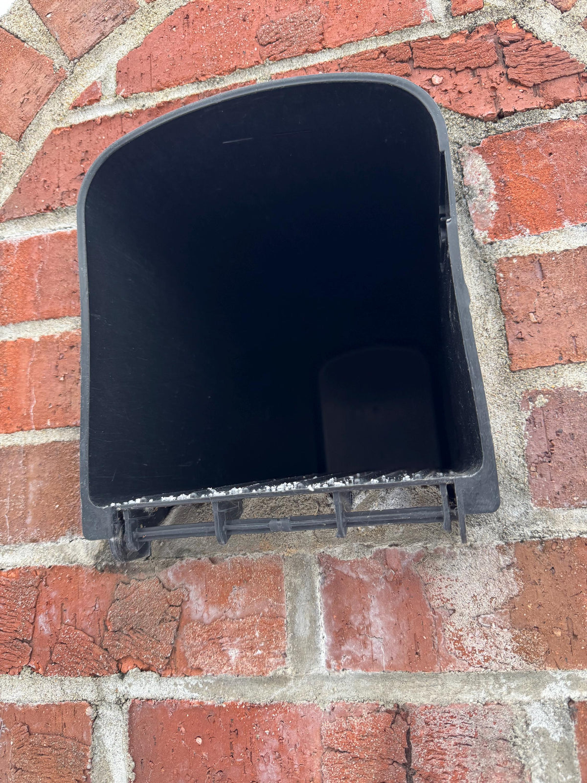 Design 9 mailbox opening in brick, angled view