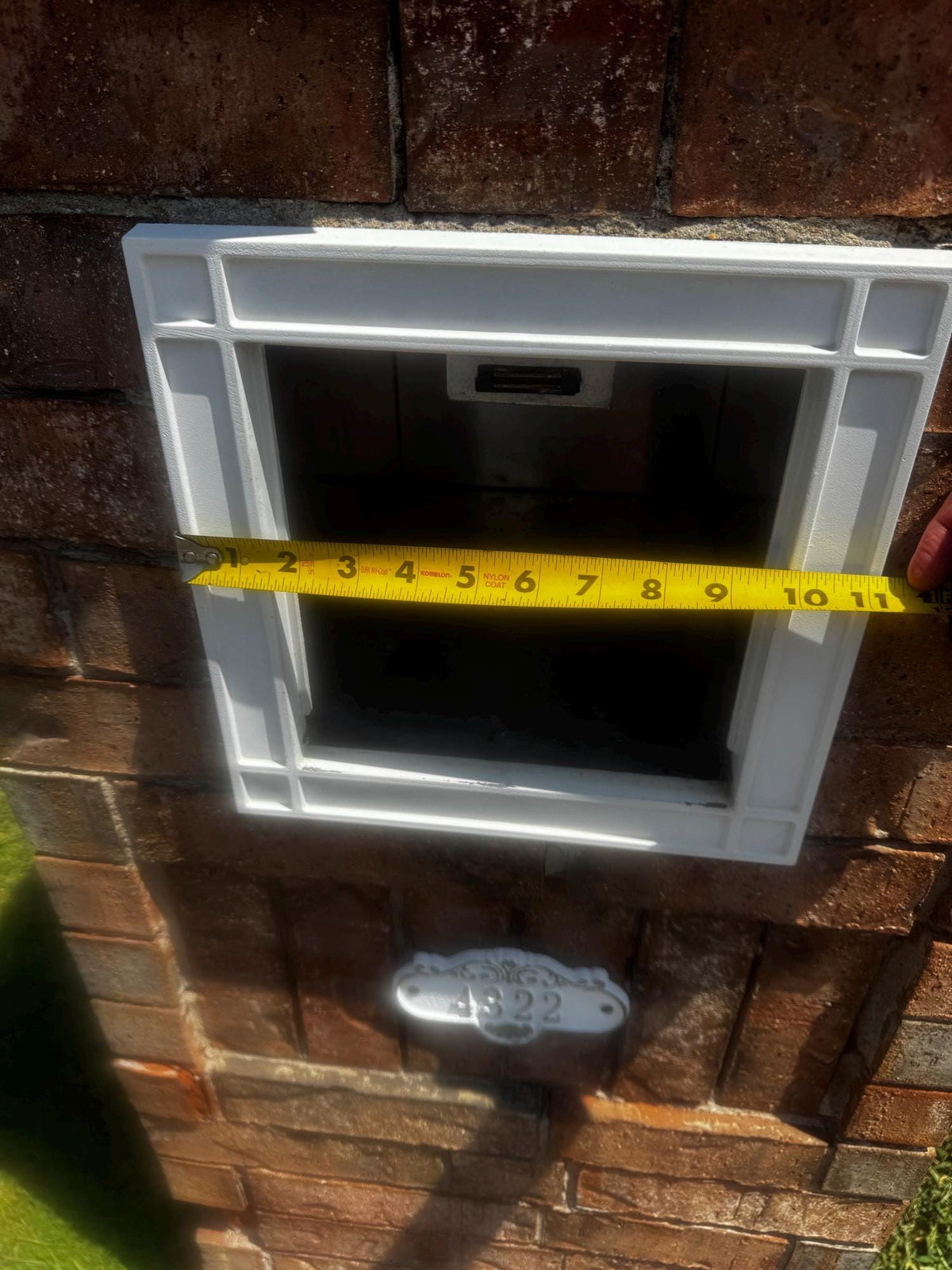 Square mailbox opening width measurement